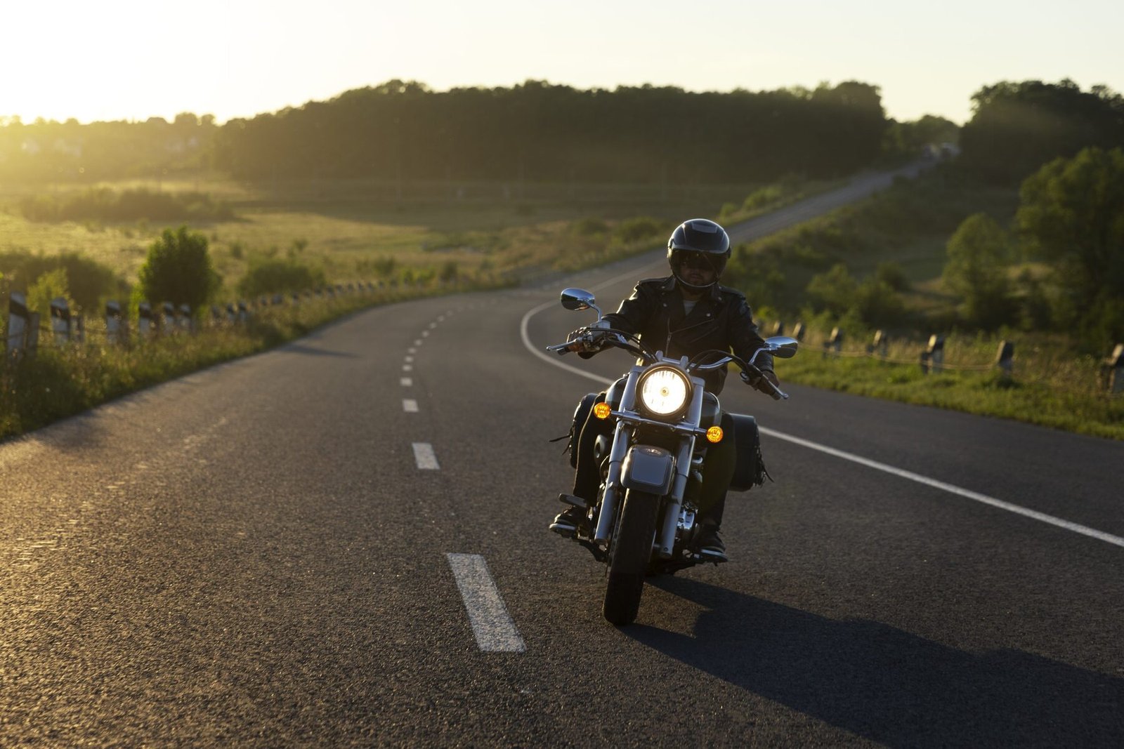 Motociclista em estrada ao entardecer