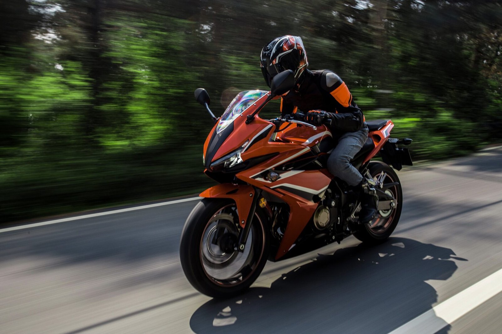 Motocicleta esportiva em movimento na estrada